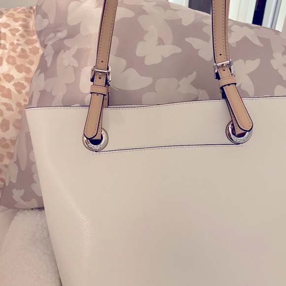 SOLD..SOLD……Micheal Kors Jet Setter Tote - Picture 3 of 9